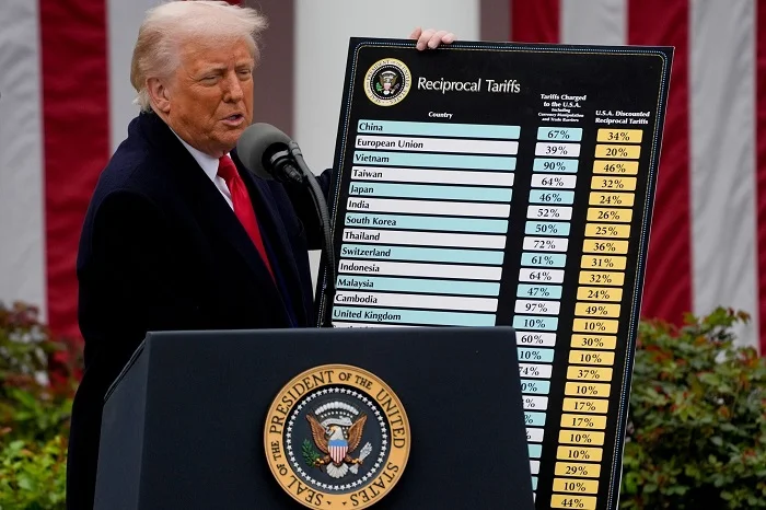 Donald Trump muestra la lista de países a los que le imponen ranceles
